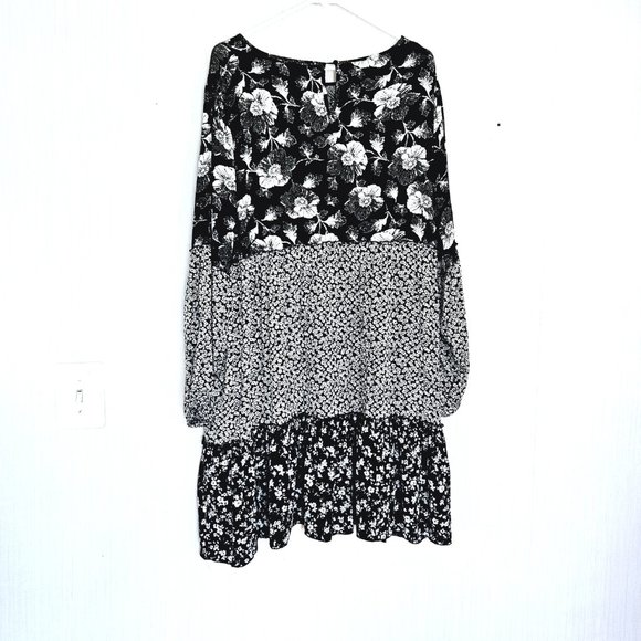 Floral Black and White Women's Dress - Picture 2 of 7